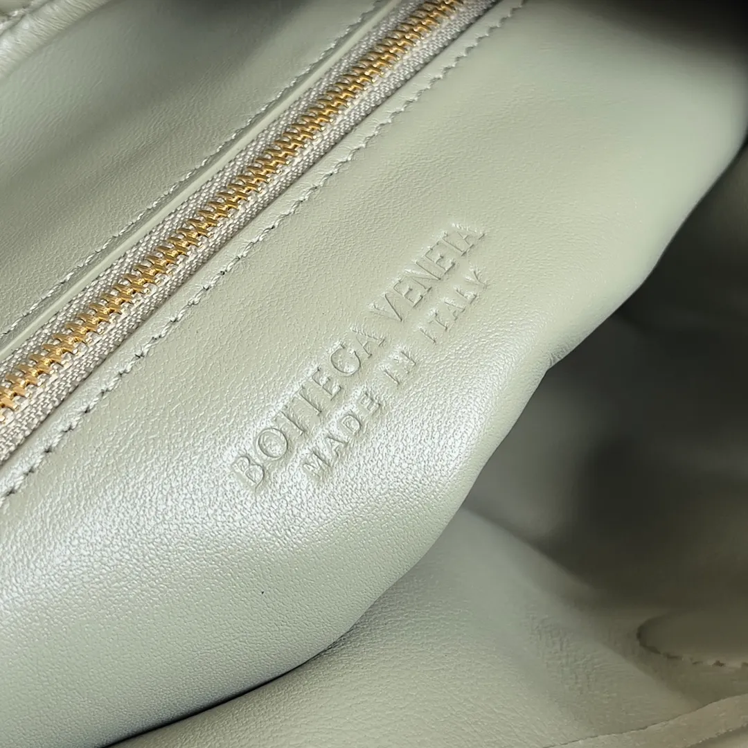 Batch 2160 Recently, I seem to be obsessed with this bag from BV~ The new Hop is really not too beautiful. The whole bag has no seams. The bag body and handles are made of one piece of leather. It embodies the style and essence of Bottega Veneta. It truly represents craftsmanship and creativity. The large size has a very loose and lazy upper body. Big bag lovers will definitely not regret buying it. Style number: 763970 Size: 53*24*13